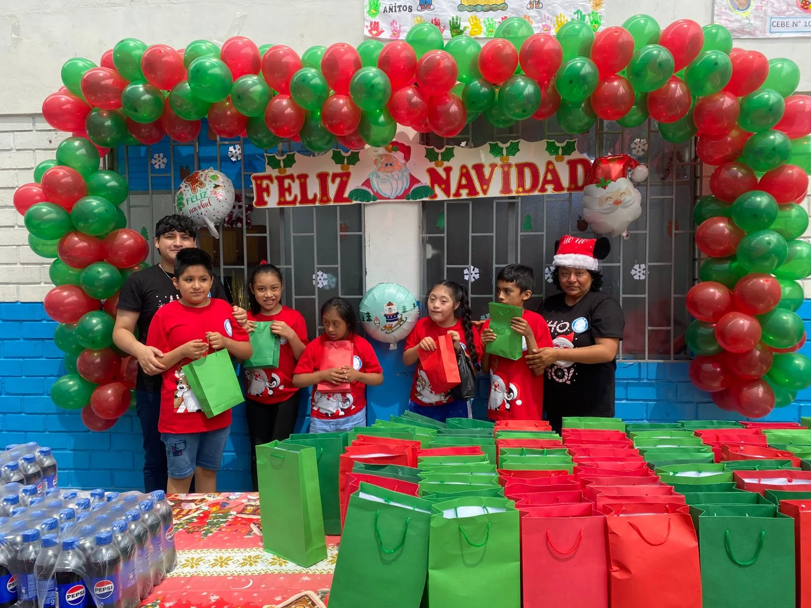Entrega de presentes durante una actividad comunitaria.
