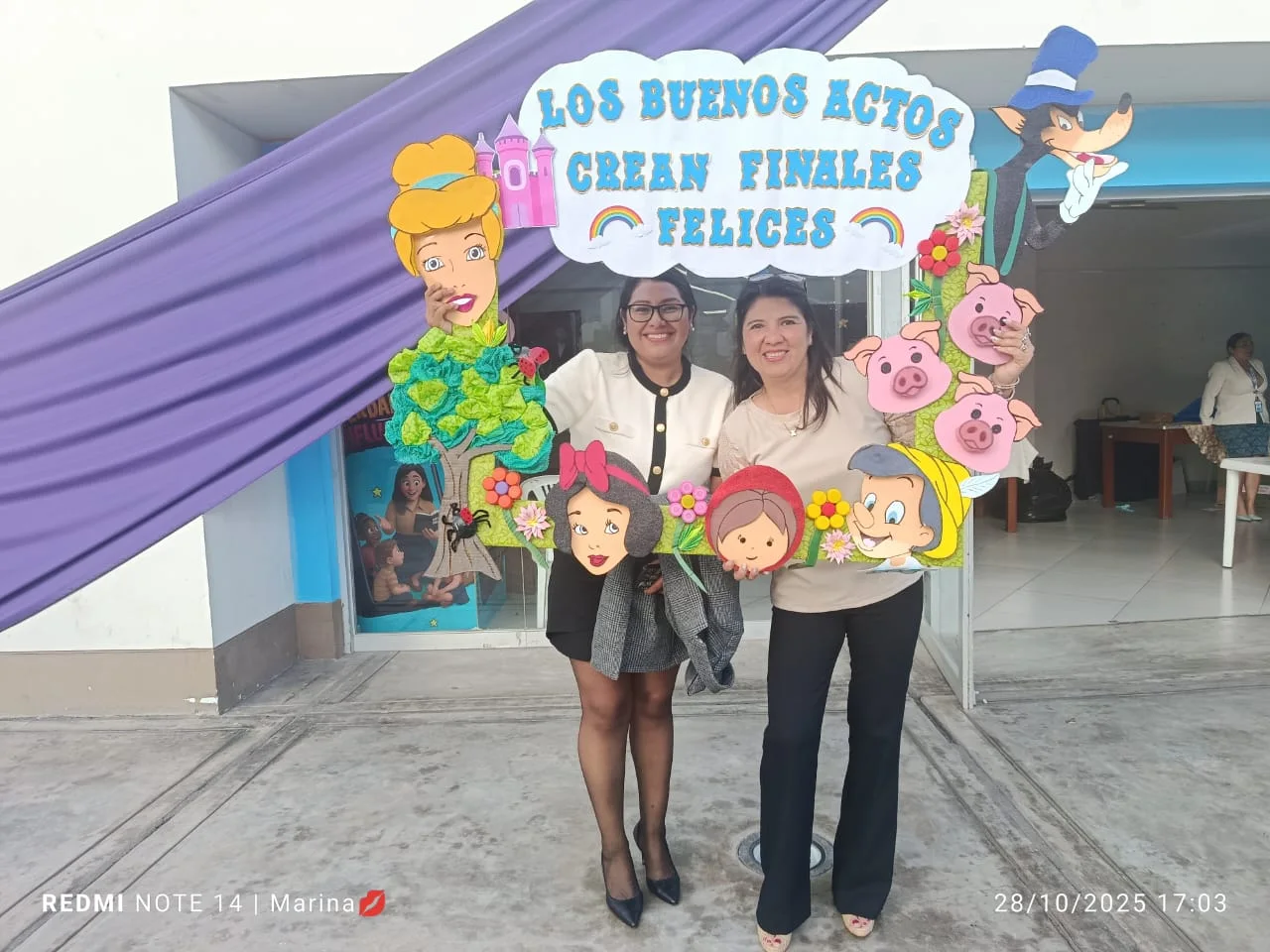Representantes de una comunidad educativa en una actividad institucional.
